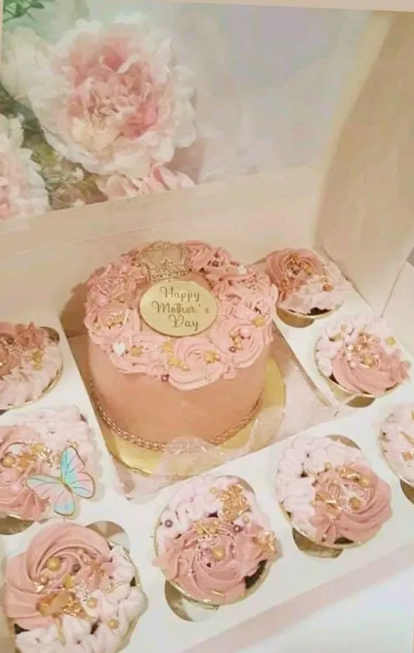 Caja de regalo con minitorta rosa y cupcakes con detalles dorados