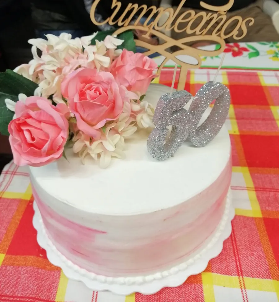 Torta blanca de cumpleaños con acuarela rosa, rosas y topper Feliz Cumpleaños