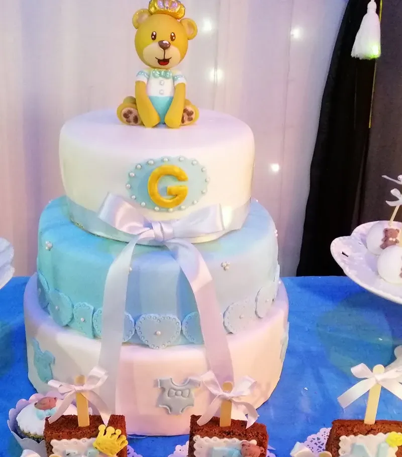 Torta de tres pisos con osito